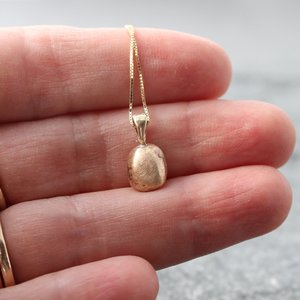 Solid 14K Gold Pebble Stone Necklace