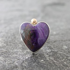 Sugilite Heart Ring with Hammered Sterling Silver Band and 14K Gold, US Size 8