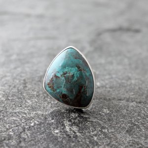 Smoky Bisbee Turquoise Ring with Hammered Sterling Silver Band, US Size 8