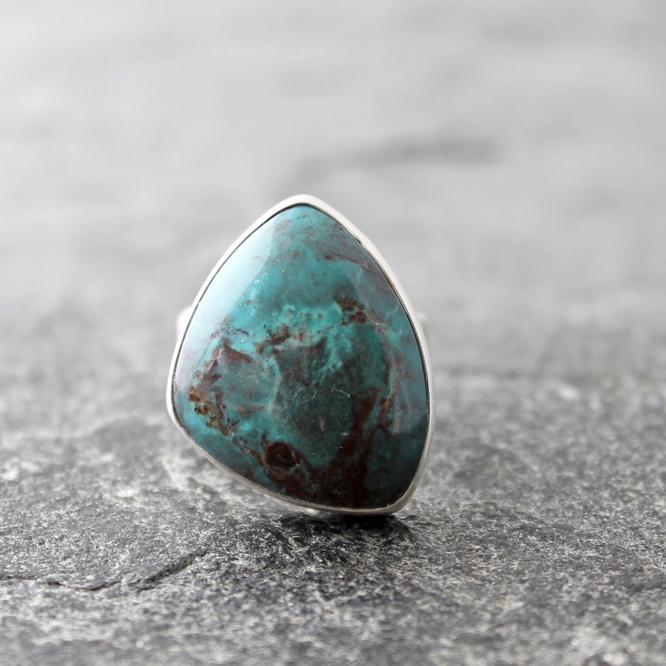 Smoky Bisbee Turquoise Ring with Hammered Sterling Silver Band, US Size 8
