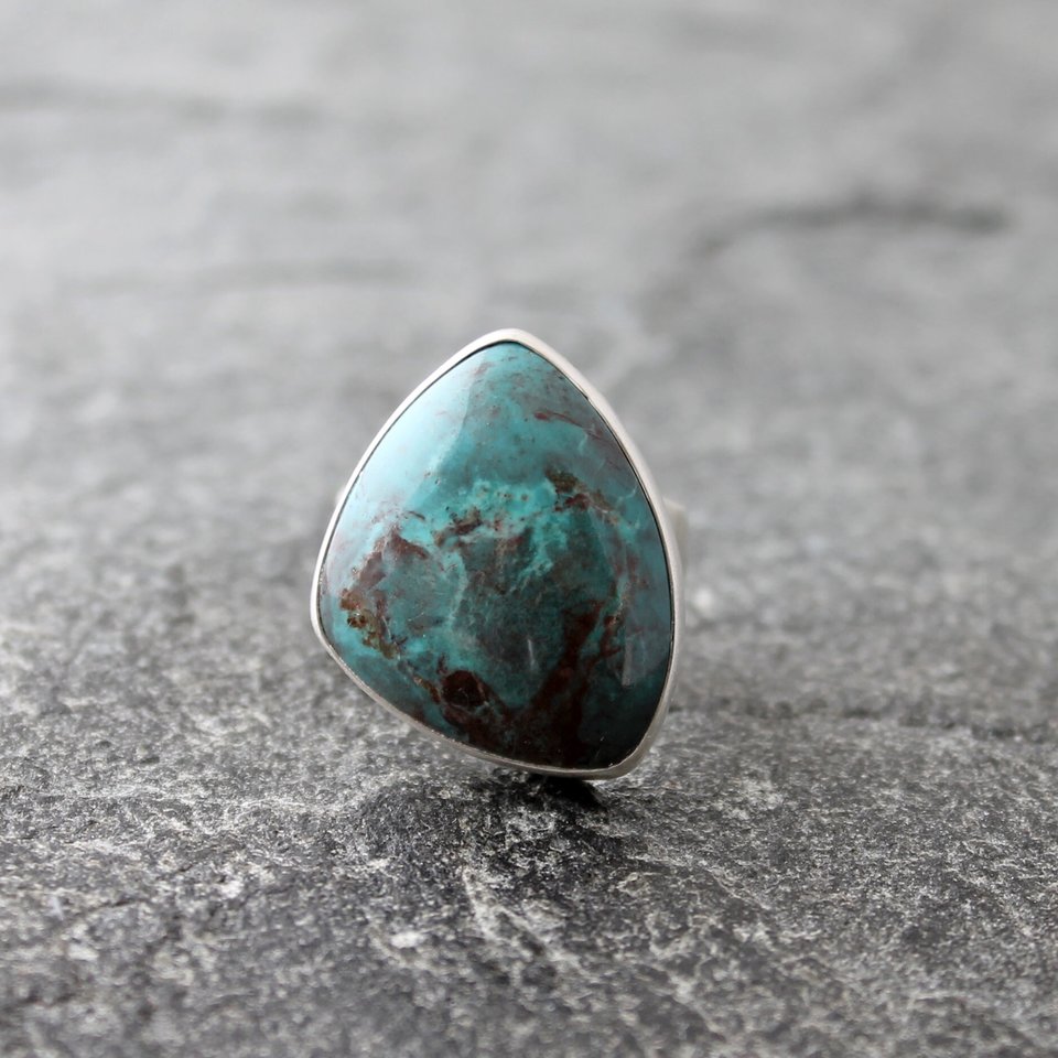 Smoky Bisbee Turquoise Ring with Hammered Sterling Silver Band, US Size 8